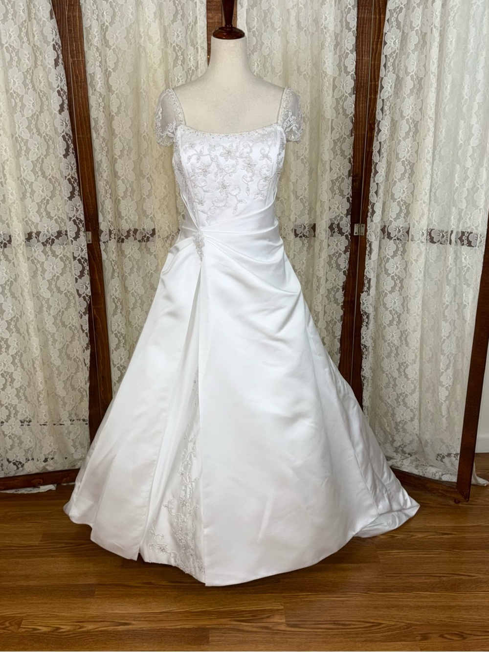 Beautiful Vintage Y2K Joli Bridal Cap Sleeve Wedding Gown